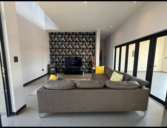 5 BEDROOM HOUSE FOR SALE IN BLUE VALLEY GOLF ESTATE